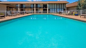 Una piscina al aire libre de temporada