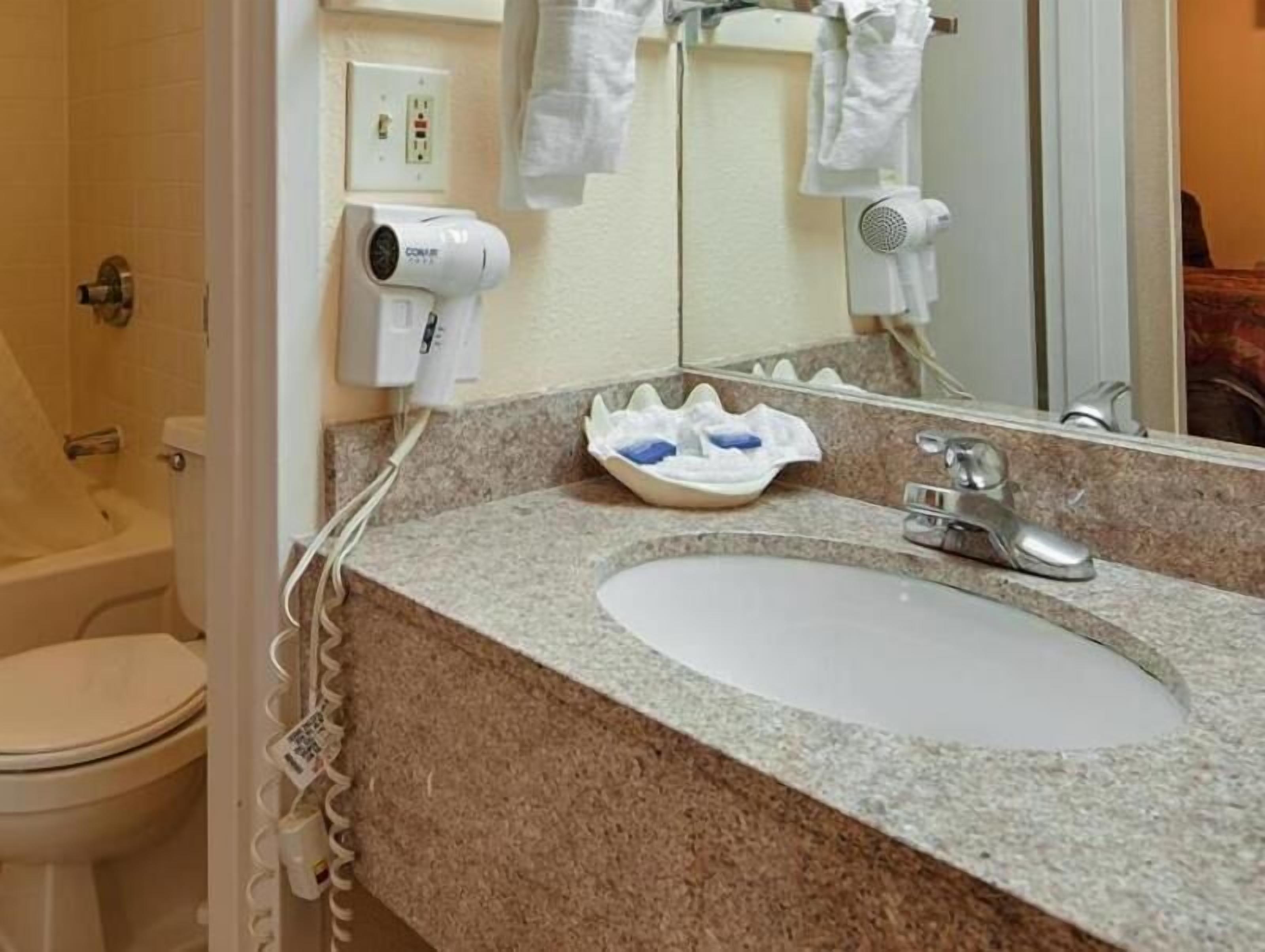 Kamar mandi | Kombinasi shower/bathtub dan perlengkapan mandi gratis