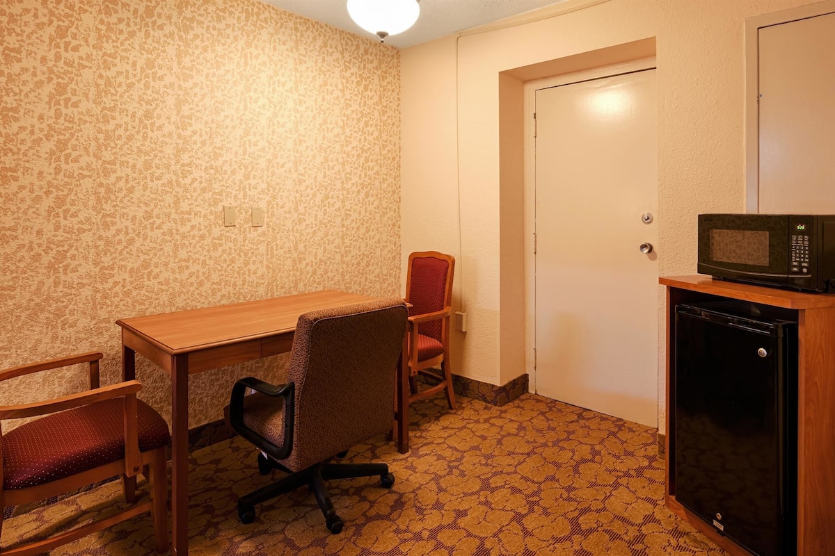 suite, 1 king bed, non smoking, jetted tub | premium bedding, pillow-top beds, desk, blackout curtains