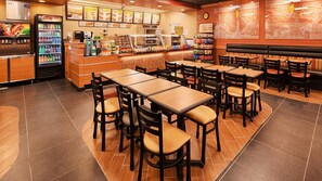 供应早餐、午餐和晚餐