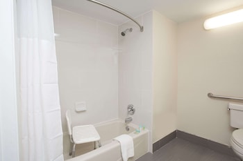 Room, 1 Queen Bed, Accessible, Non Smoking (Exterior Corridor) | Bathroom | Combined shower/tub, free toiletries, hair dryer, towels at Days Inn & Suites by Wyndham Orlando Airport