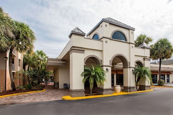 Exterior at Days Inn & Suites by Wyndham Orlando Airport