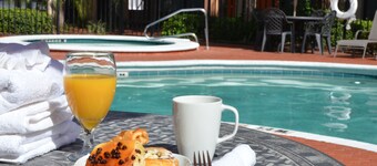 Days Inn & Suites by Wyndham Orlando Airport