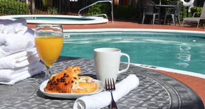 Days Inn & Suites by Wyndham Orlando Airport