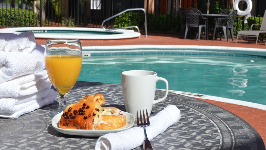 Days Inn & Suites by Wyndham Orlando Airport