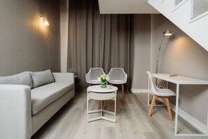 Studio suite | Badkamer | Een bad/douchecombinatie, een regendouche, gratis toiletartikelen