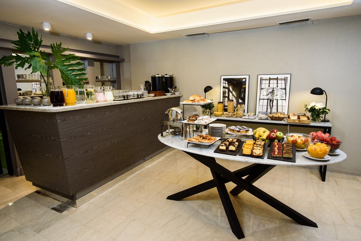 Se ofrece un desayuno bufé (11 USD por persona)
