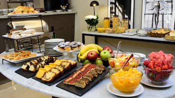 Desayuno buffet diario (USD 10 por persona)