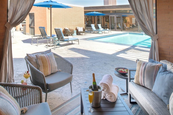 Alberca techada, alberca al aire libre y camastros