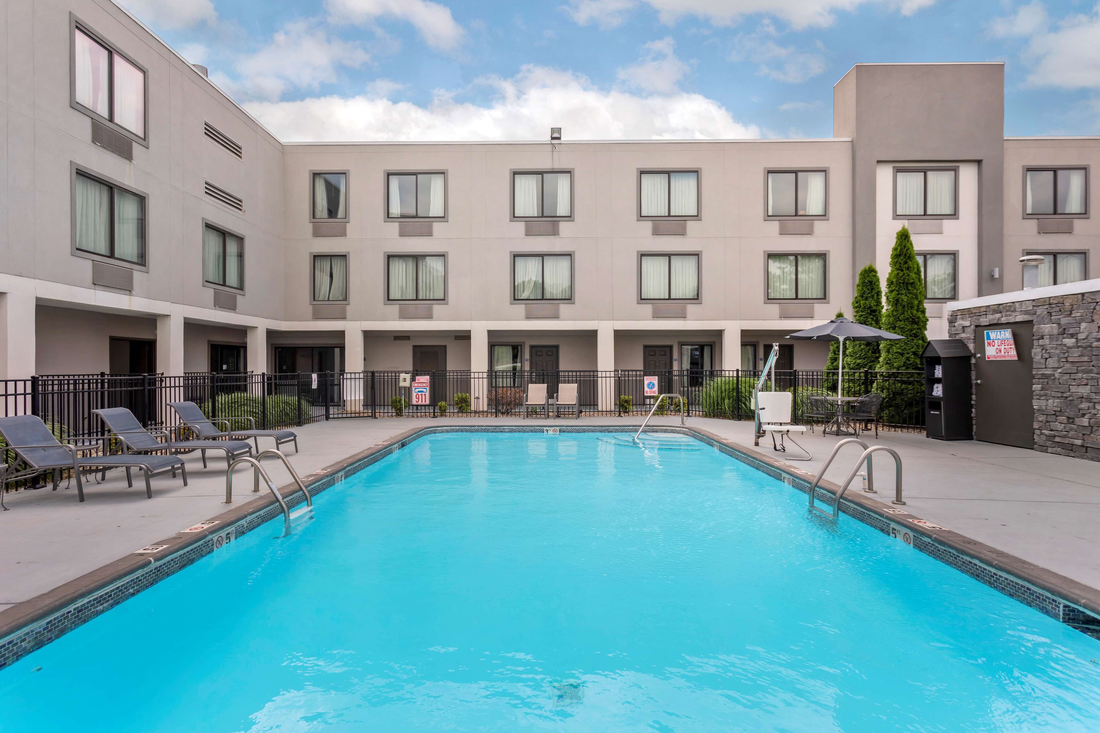 Una piscina al aire libre de temporada