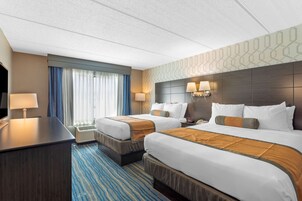 办公桌、笔记本电脑工作区、熨斗/熨衣板、床单