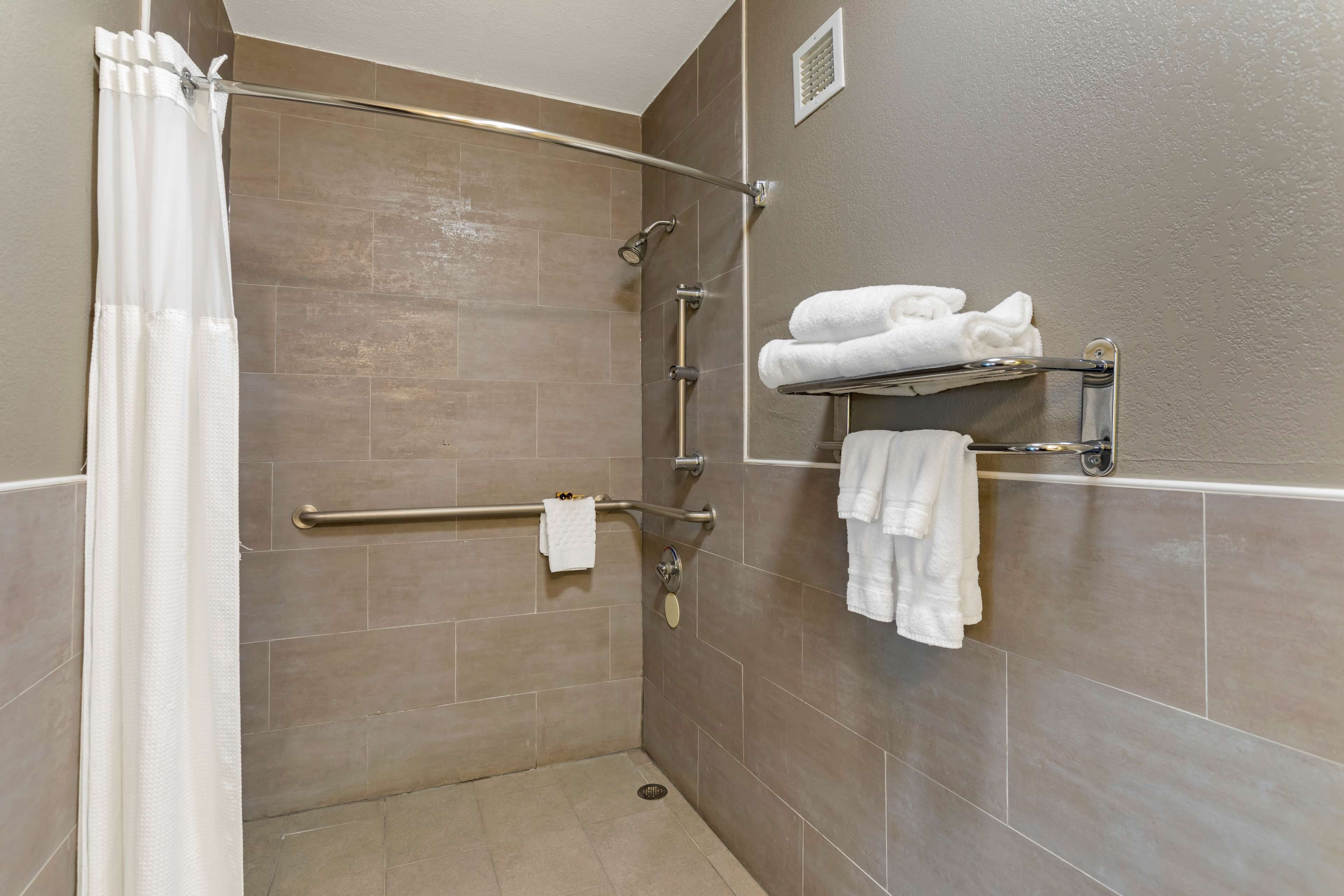 combined shower/bathtub, deep-soaking bathtub, free toiletries