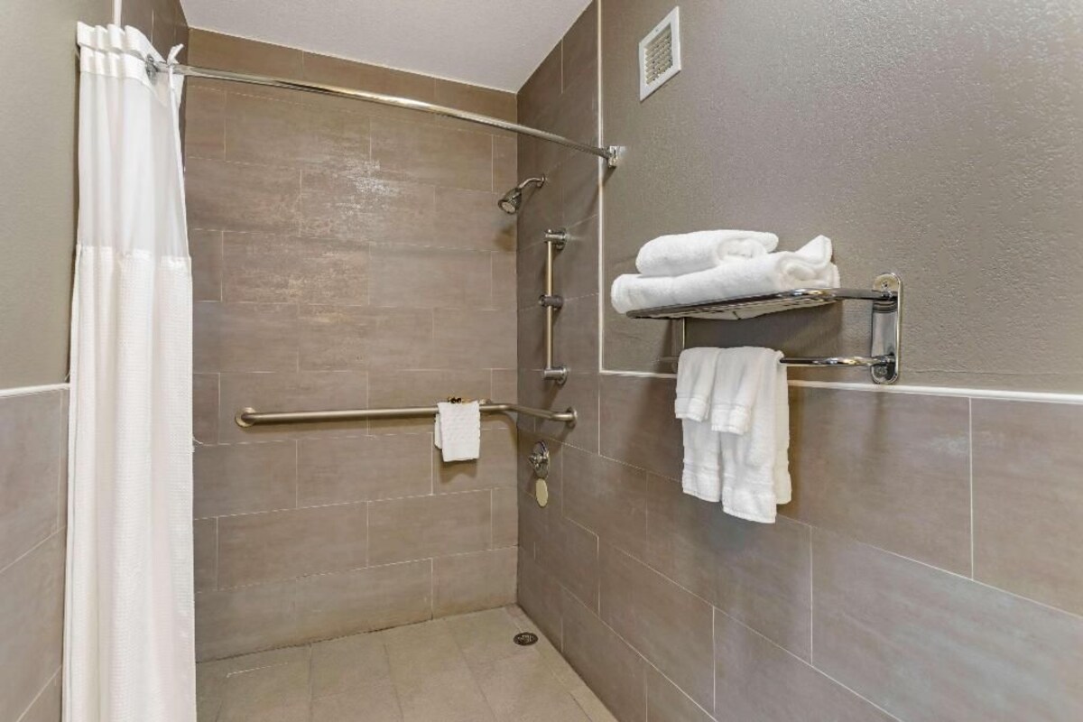 Bathroom | Combined shower/bathtub, deep-soaking bathtub, free toiletries