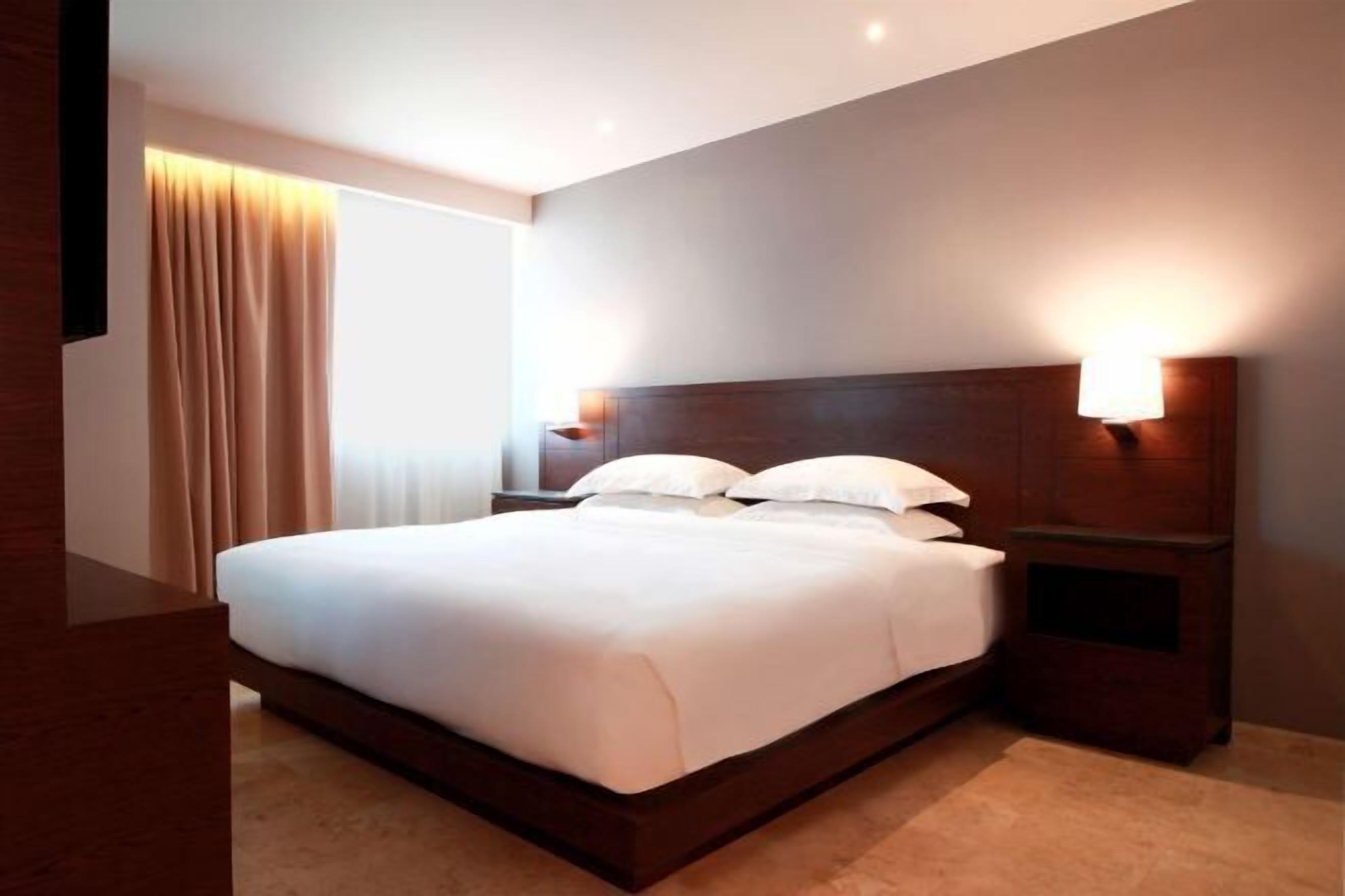 Hypo-allergenic bedding, minibar, in-room safe, desk