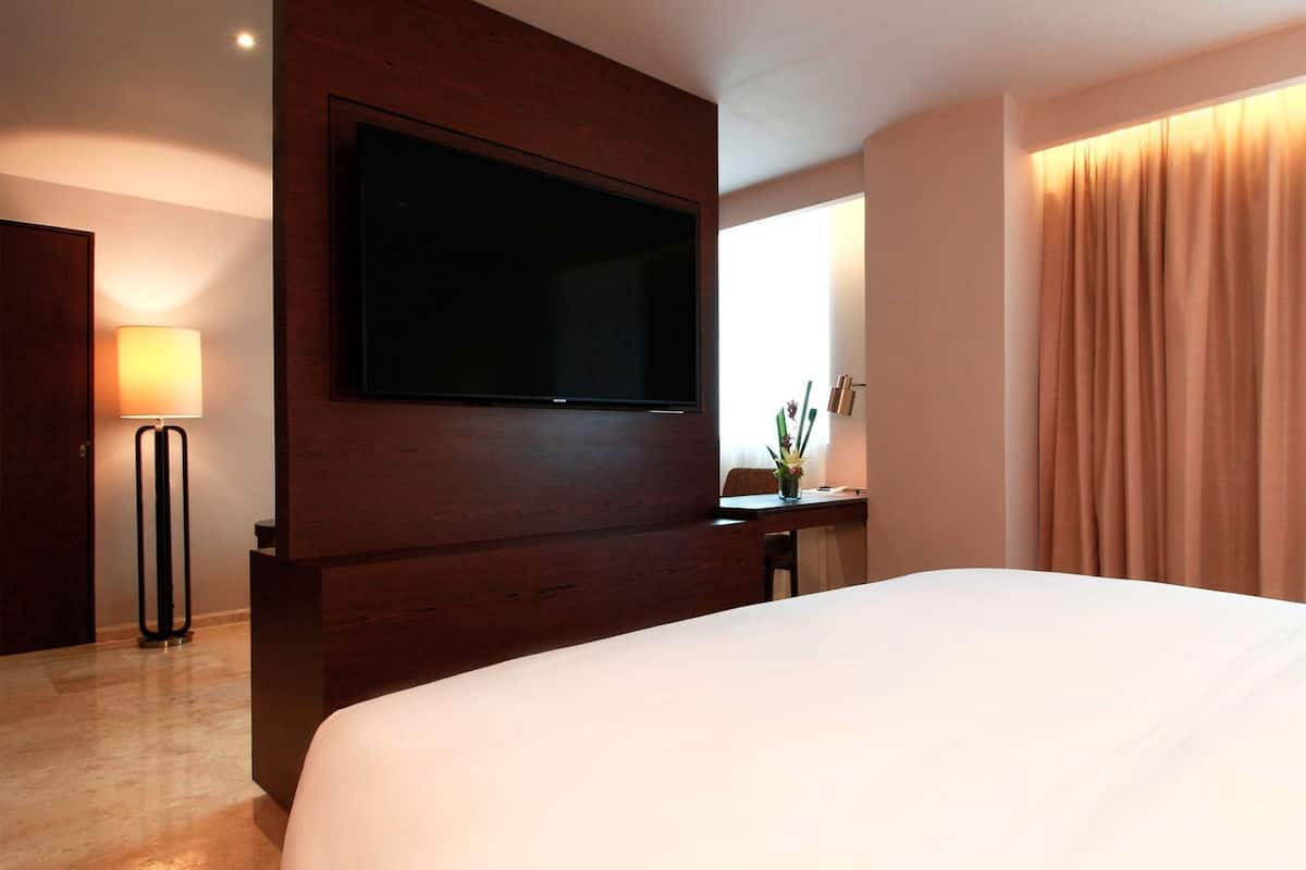 Hypo-allergenic bedding, minibar, in-room safe, desk