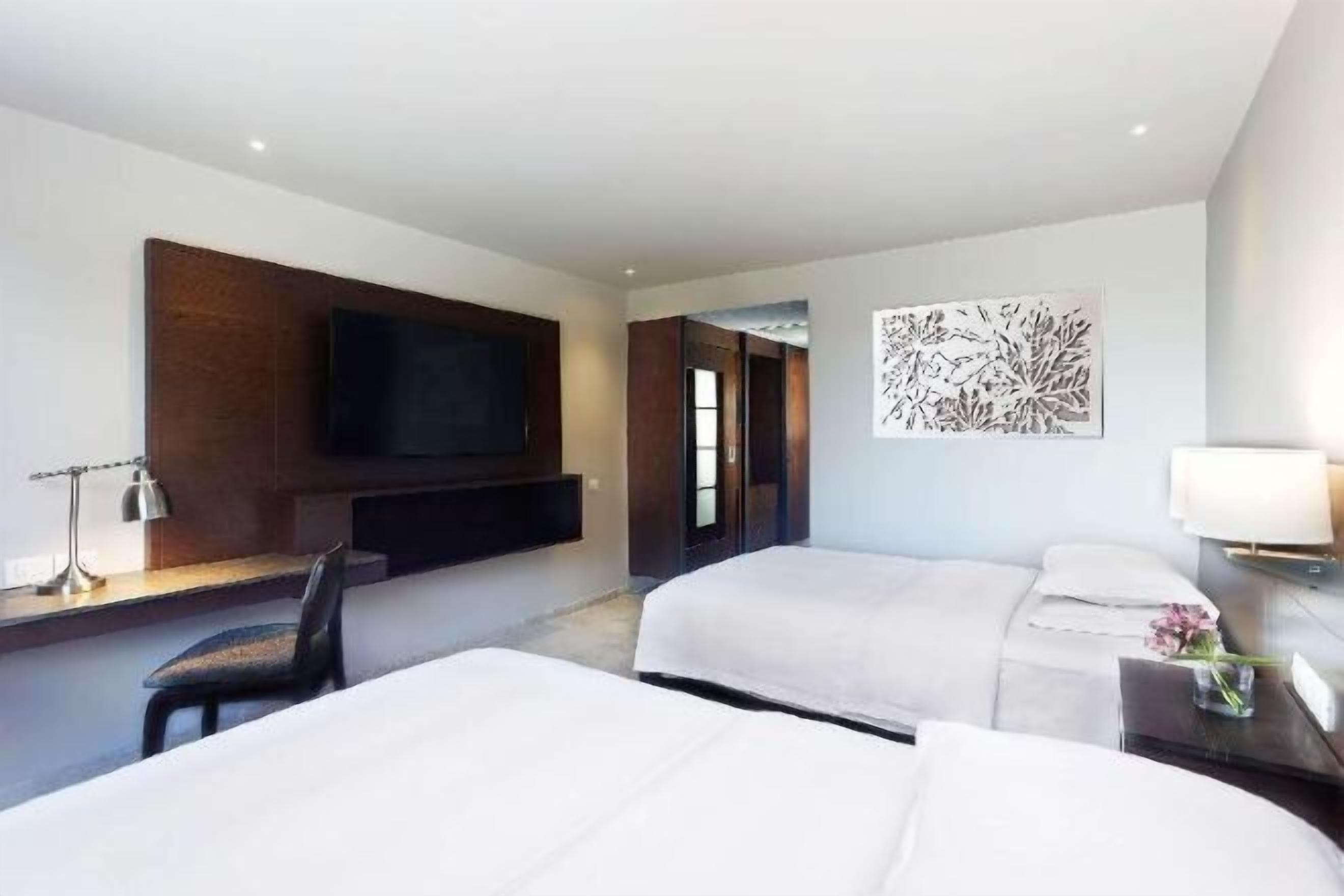 Hypo-allergenic bedding, minibar, in-room safe, desk