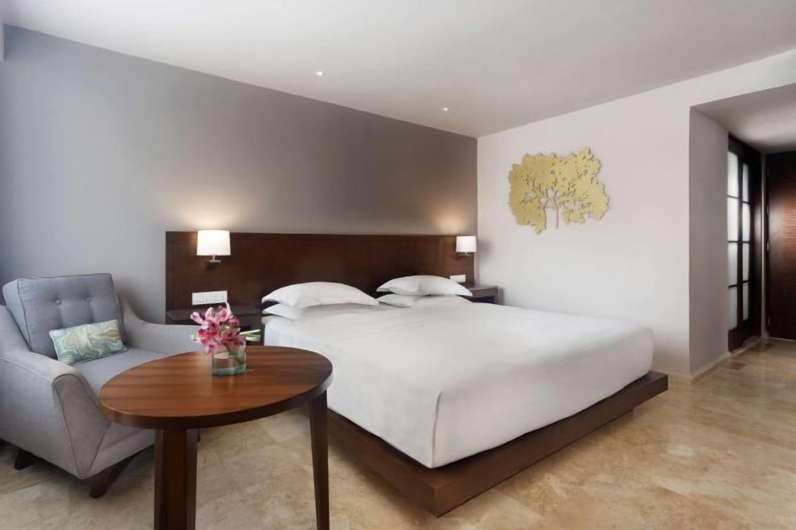 Hypo-allergenic bedding, minibar, in-room safe, desk