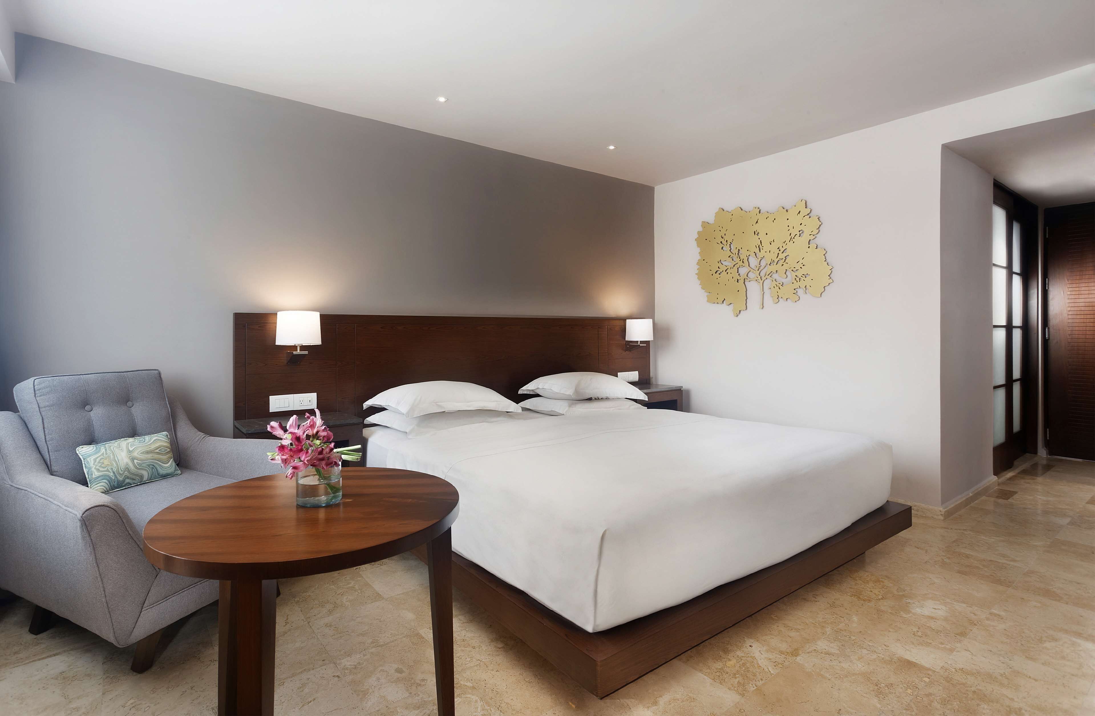 Hypo-allergenic bedding, minibar, in-room safe, desk