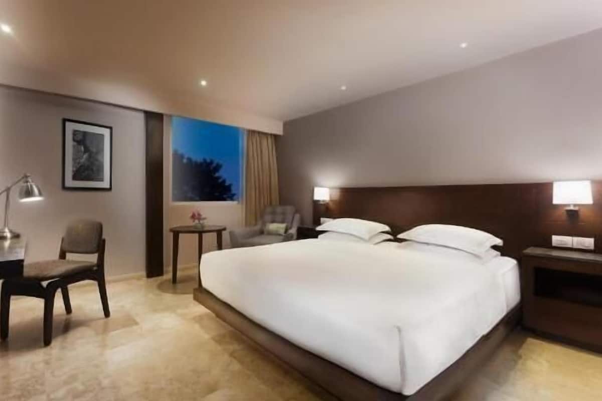 Hypo-allergenic bedding, minibar, in-room safe, desk