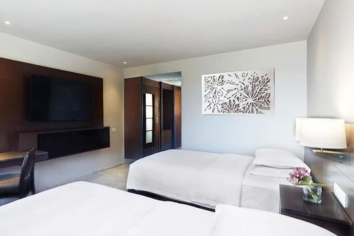 Hypo-allergenic bedding, minibar, in-room safe, desk