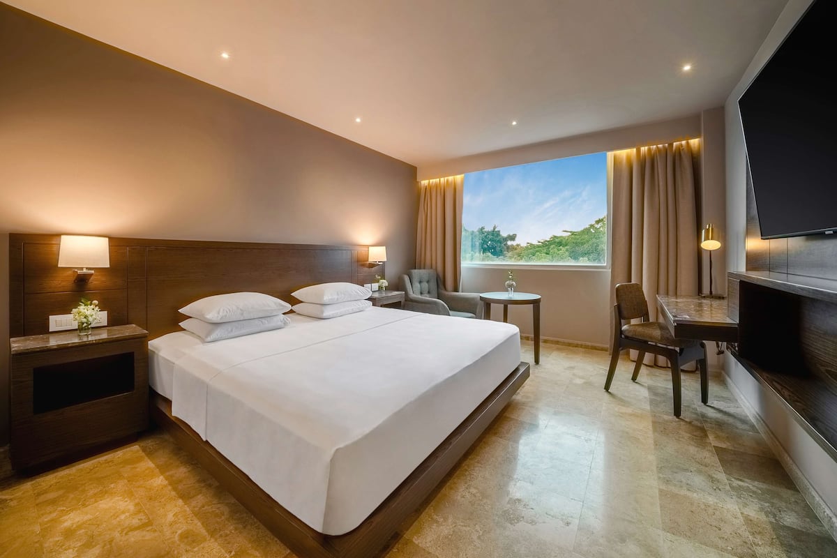 Camera, 1 letto king | Biancheria da letto ipoallergenica, minibar, una cassaforte in camera