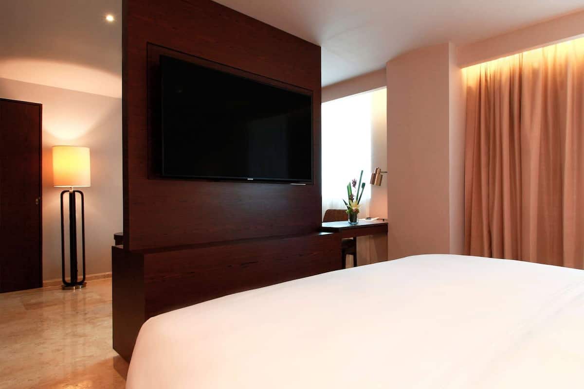 Hypo-allergenic bedding, minibar, in-room safe, desk