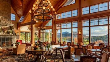 Phục vụ bữa sáng, bữa trưa và bữa tối