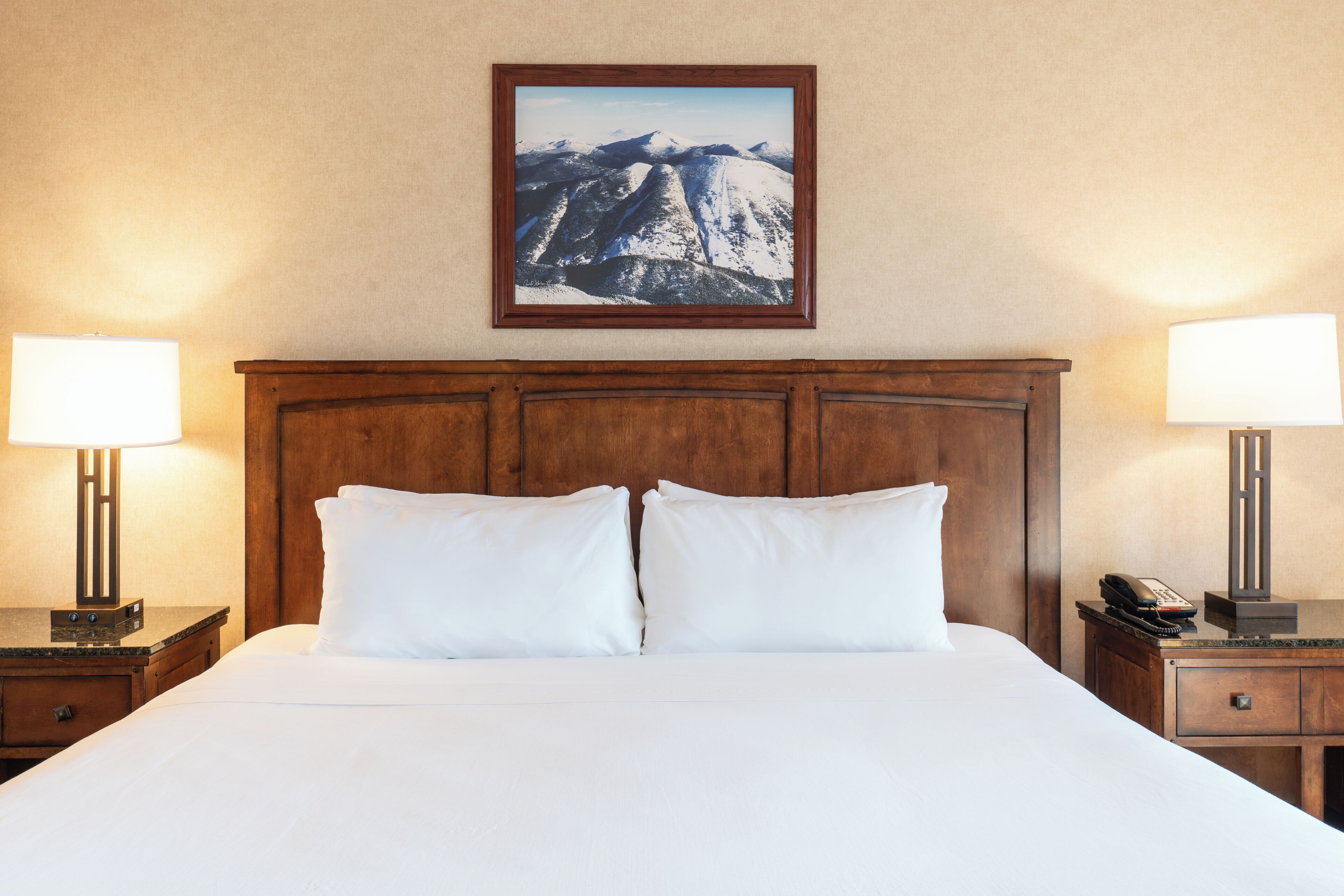 Ropa de cama hipoalergénica y caja de seguridad en la habitación 