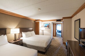 Habitación familiar, varias camas, vista al lago | Ropa de cama hipoalergénica y tabla de planchar con plancha 