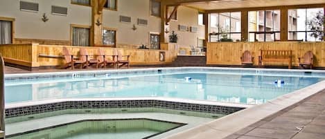 Innendørsbasseng og solsenger