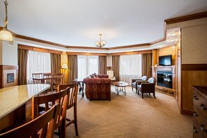 Grand-Suite, Mehrere Betten, Whirlpool | Hochwertige Bettwaren, Zimmersafe, Verdunkelungsvorhänge