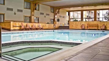 Indendørs pool, åben fra kl. 09.00 til kl. 21.30, liggestole