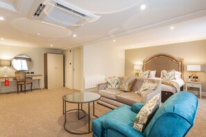 Deluxe-Doppelzimmer | Wohnbereich | Fernseher