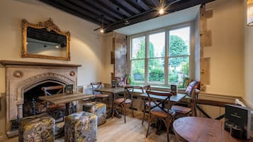 Lunch and dinner served