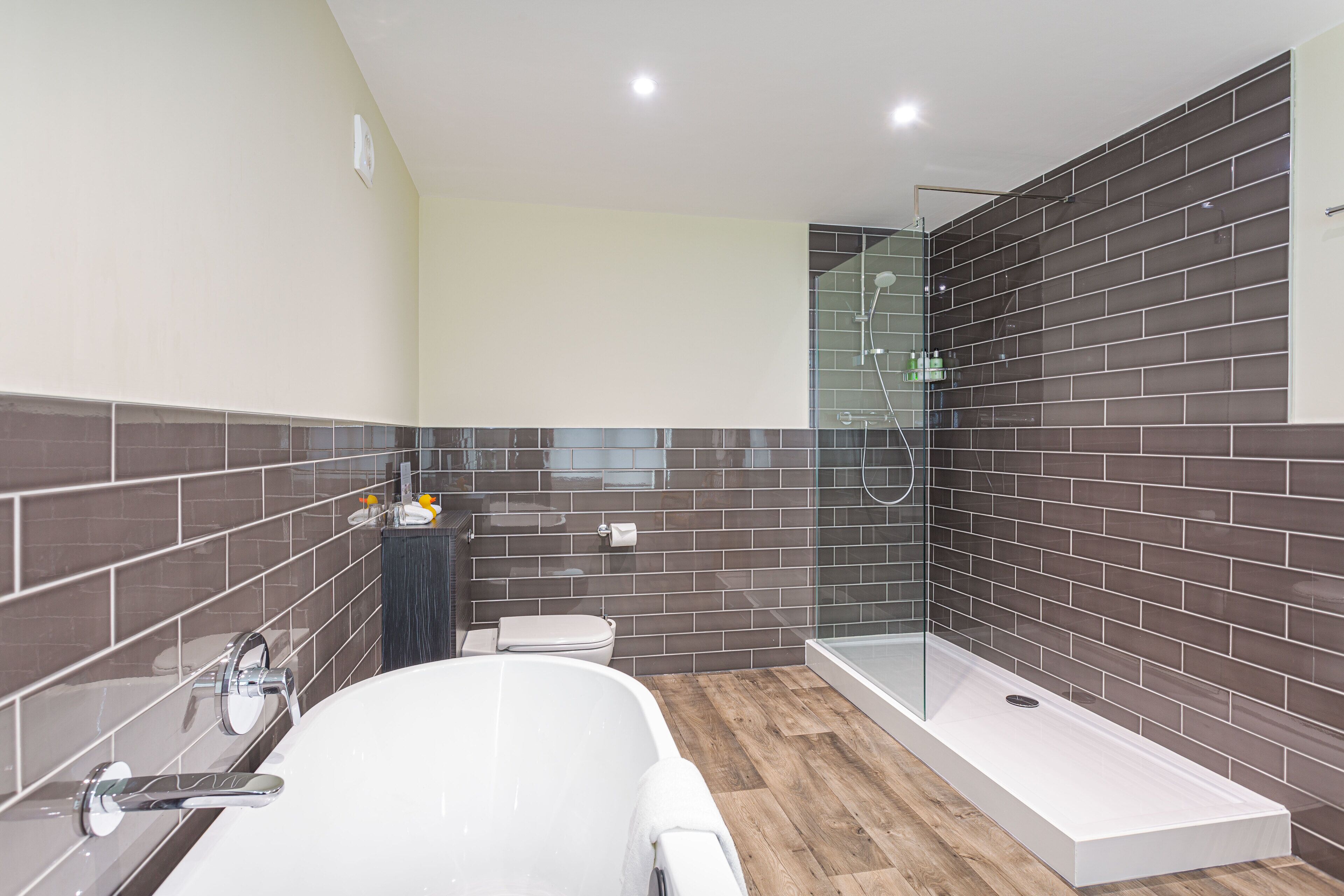 Suite Junior | Kamar mandi | Perlengkapan mandi gratis, pengering rambut, handuk, dan sabun