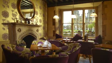 2 bars/lounges