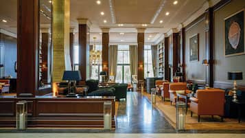 Lounge tại sảnh, nhìn ra vườn, mở cửa hàng ngày