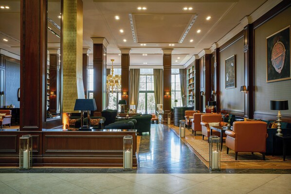 Salón en el vestíbulo con vistas al jardín (abre todos los días)