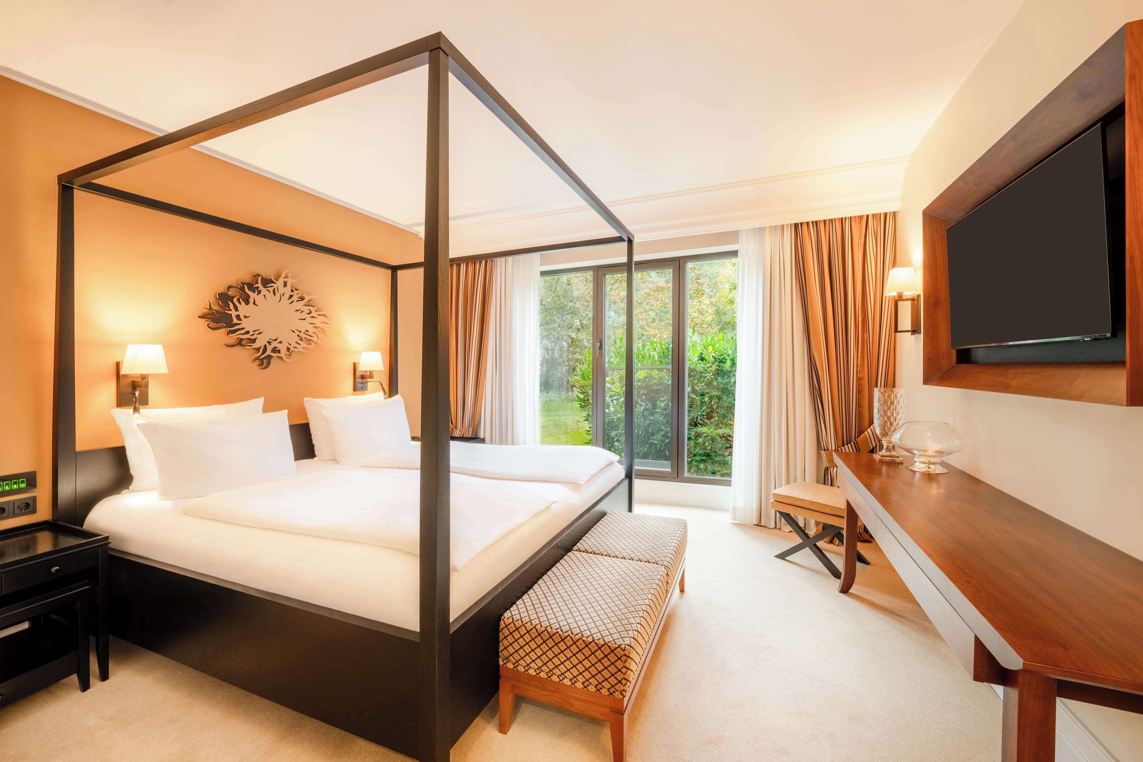 Roupas de cama premium, cofres nos quartos, escrivaninha