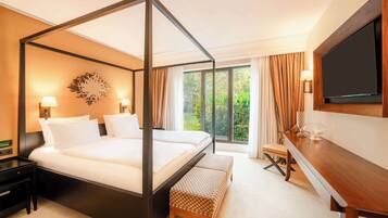 Roupas de cama premium, cofres nos quartos, escrivaninha