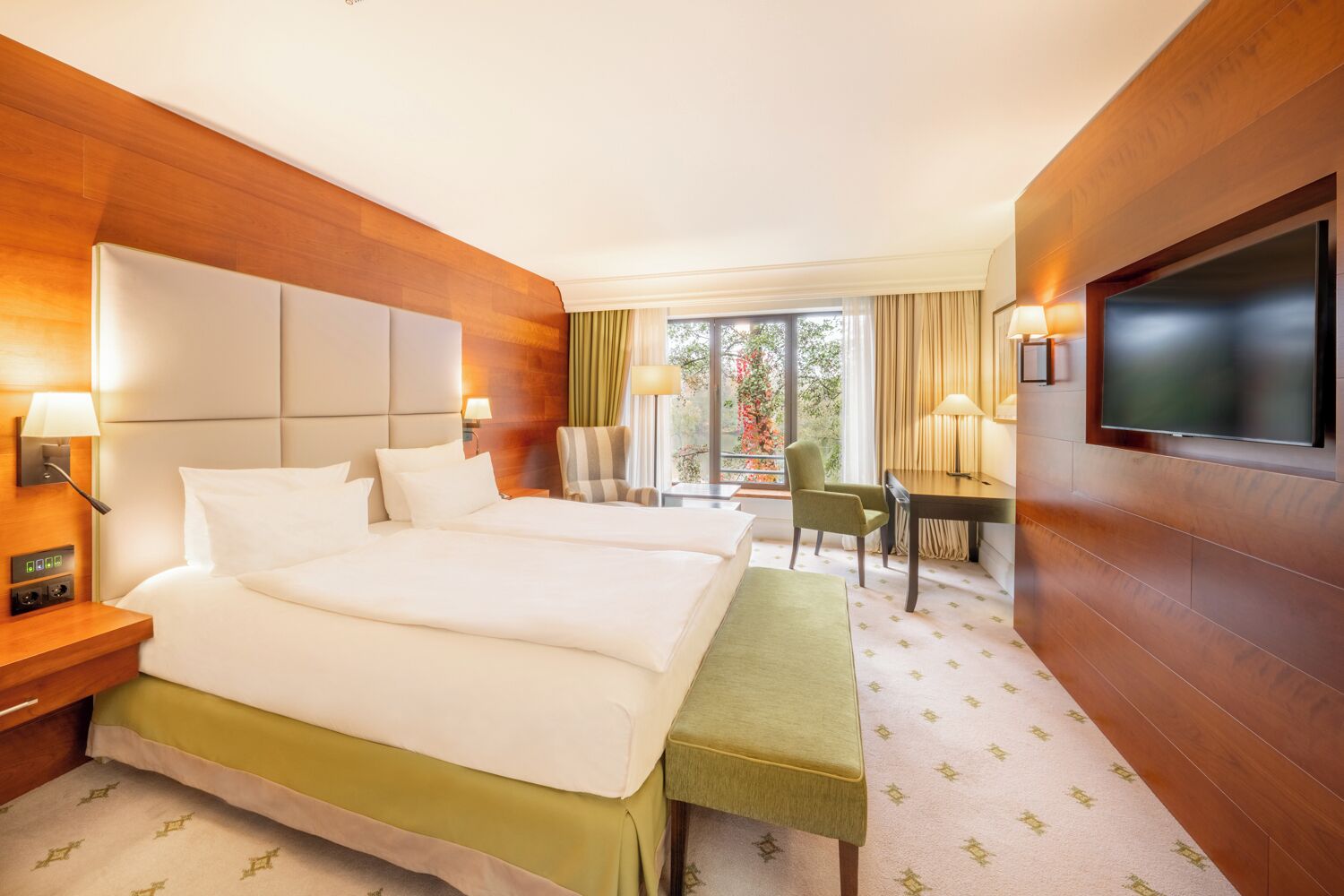 Premium bedding, in-room safe, desk, laptop workspace