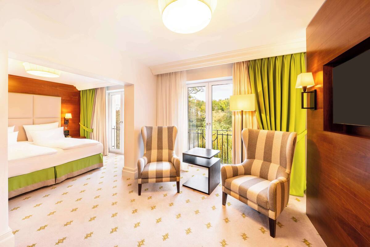 junior suite, 1 king bed | premium bedding, in-room safe, desk, laptop workspace