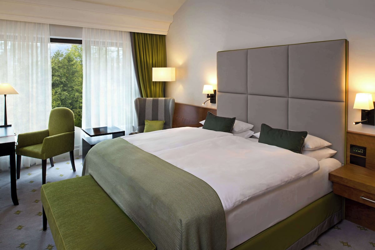 Premium bedding, in-room safe, desk, laptop workspace