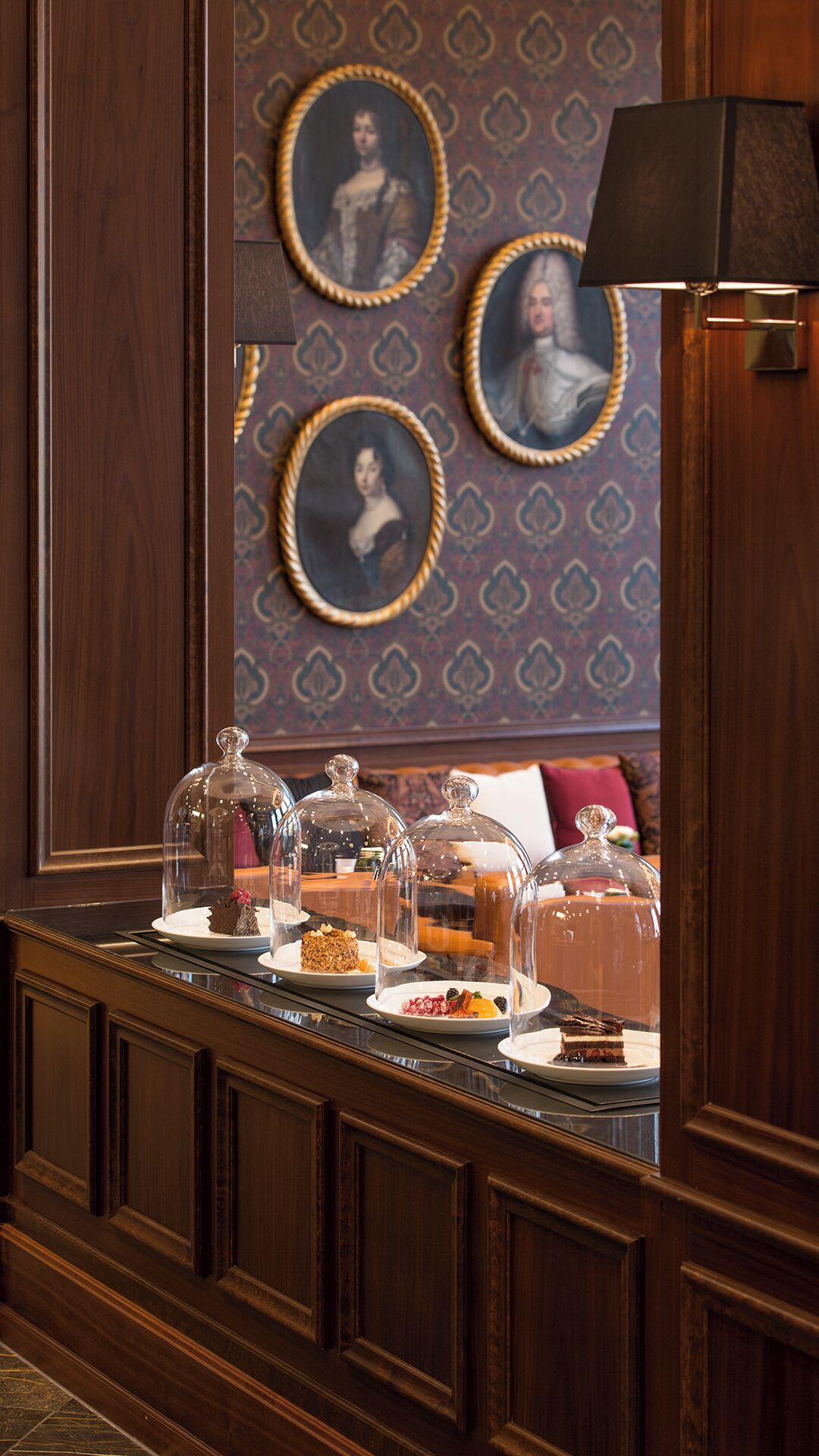 Lobby lounge, garden views, open daily