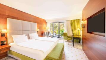 Zimmer, 1 King-Bett, Terrasse, Seeblick | Hochwertige Bettwaren, Zimmersafe, Schreibtisch