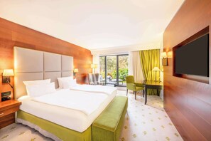 客房, 1 张特大床, 露台, 湖景 | 高档床上用品、客房内保险箱、办公桌、笔记本电脑工作区