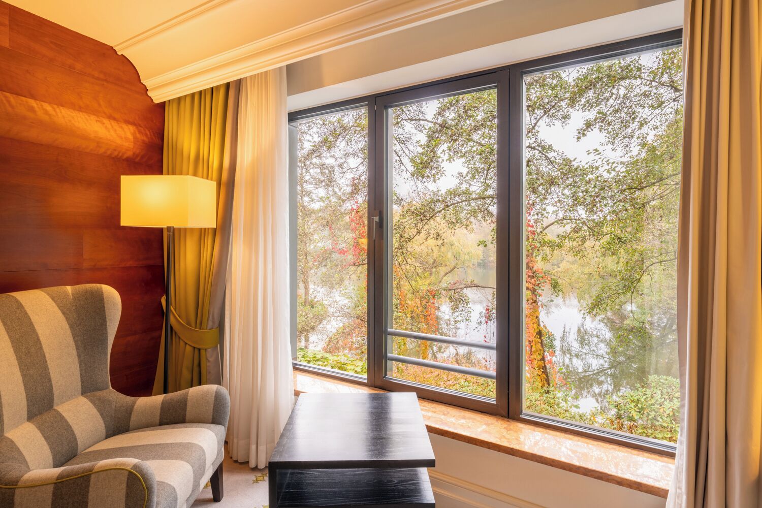 Luxe beddengoed, een kluis op de kamer, een bureau, een laptopwerkplek