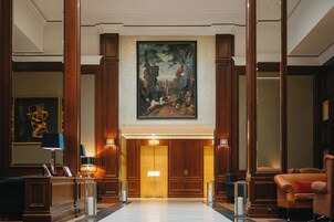 Lobby lounge, garden views, open daily