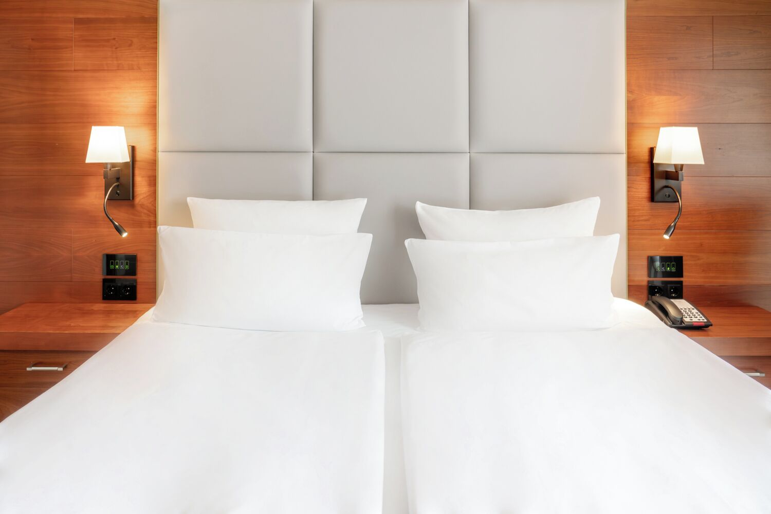 Executive kamer, 1 kingsize bed, uitzicht op meer | Luxe beddengoed, een kluis op de kamer, een bureau, een laptopwerkplek