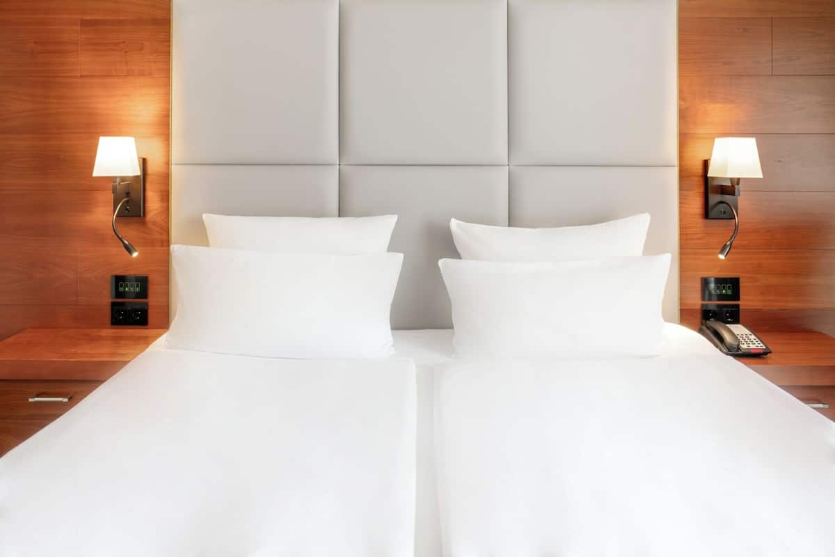 Executive-huone, 1 suuri parisänky, järvinäköala | Ylelliset vuodevaatteet, tallelokero huoneessa, työpöytä